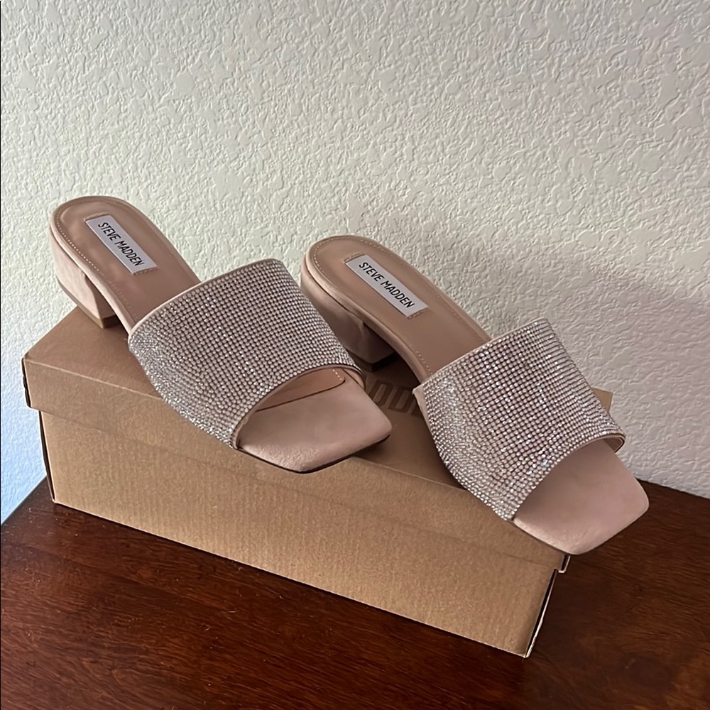 Steve Madden Rhinestoned beige sandals